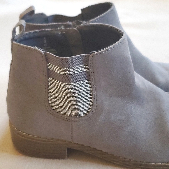 Old Navy Girls Grey Faux Suede Inner Zipper Ankle Boots Size 3 - Picture 8 of 10